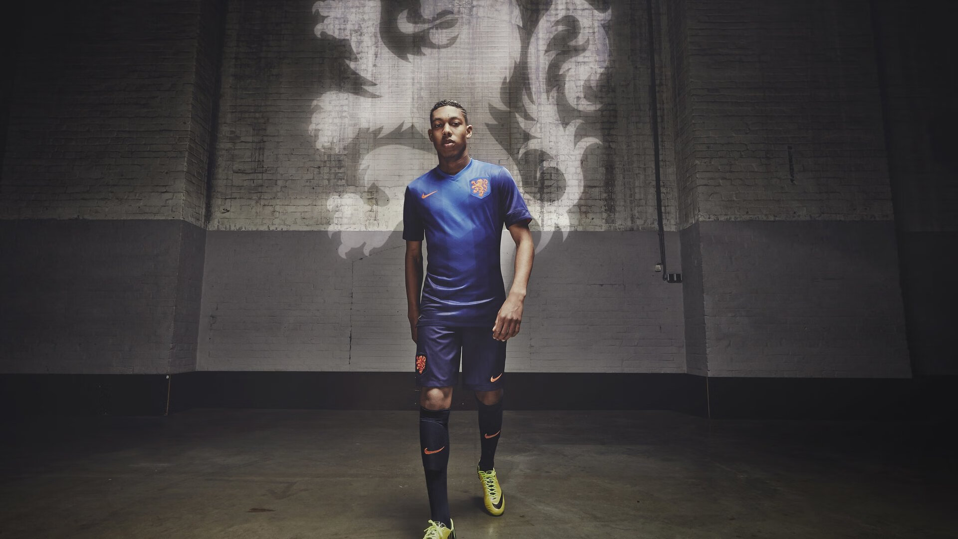 意甲焦点战？勒沃库森血拼巴黎，一场超越联赛的欧陆对决