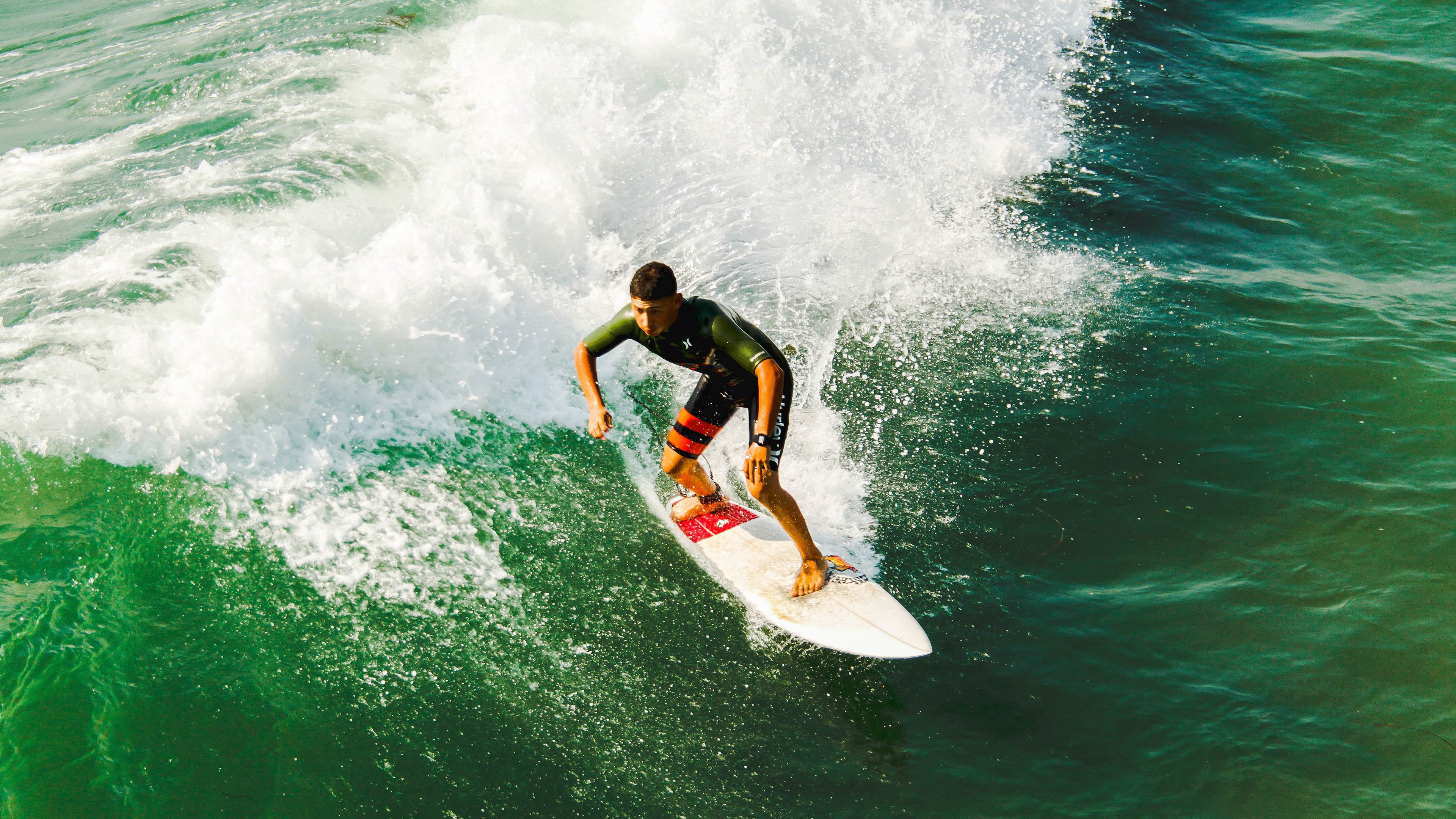 F1新赛季揭幕战，赛道硝烟与阿尔及利亚足球爆冷丹麦的竞技启示