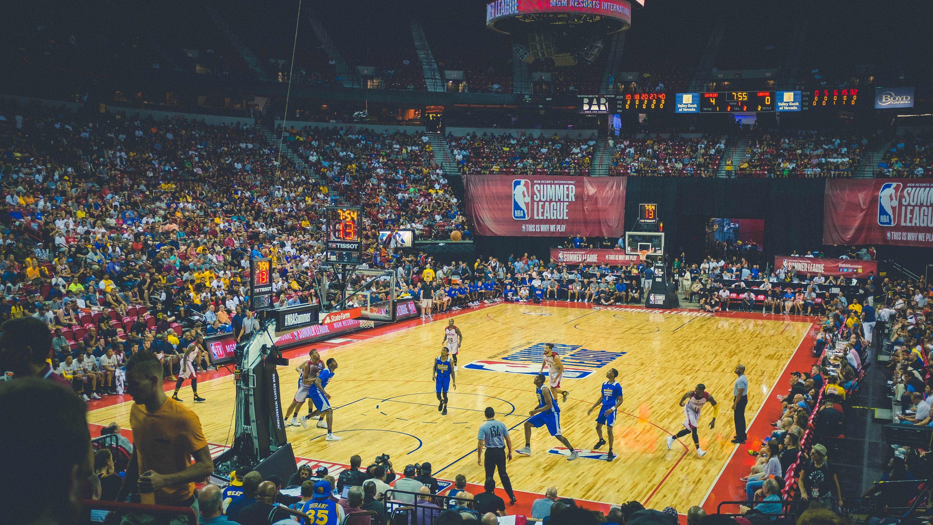 赛道上的逆袭，红牛二队绝杀威廉姆斯，拉塞尔状态火热引爆F1赛场